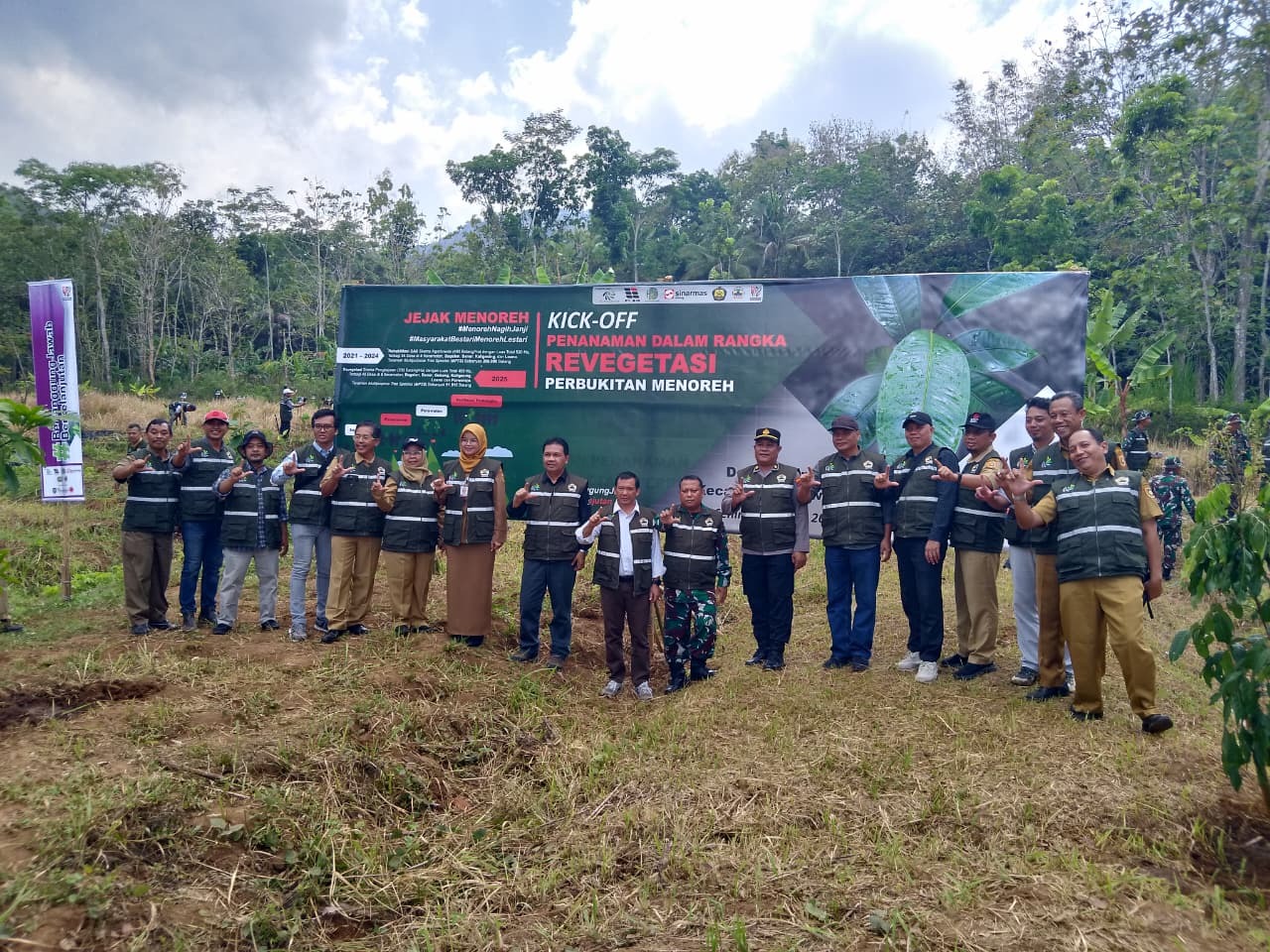 KICK-OFF PENANAMAN DALAM RANGKA REVEGETASI PERBUKITAN MENOREH DI DESA SIDOREJO